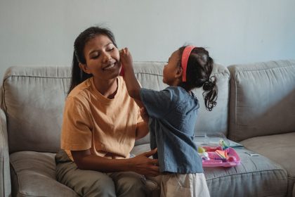 Ibu mengajak anak melakukan percakapan dua arah saat bermain