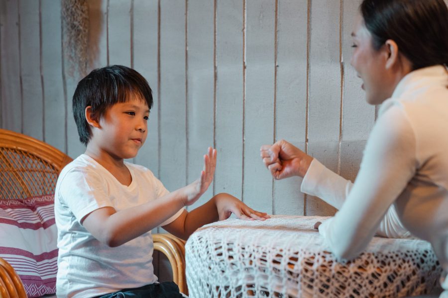 Langkah percakapan dua arah anak: ikuti, beri model, tunggu, respons, perluas
