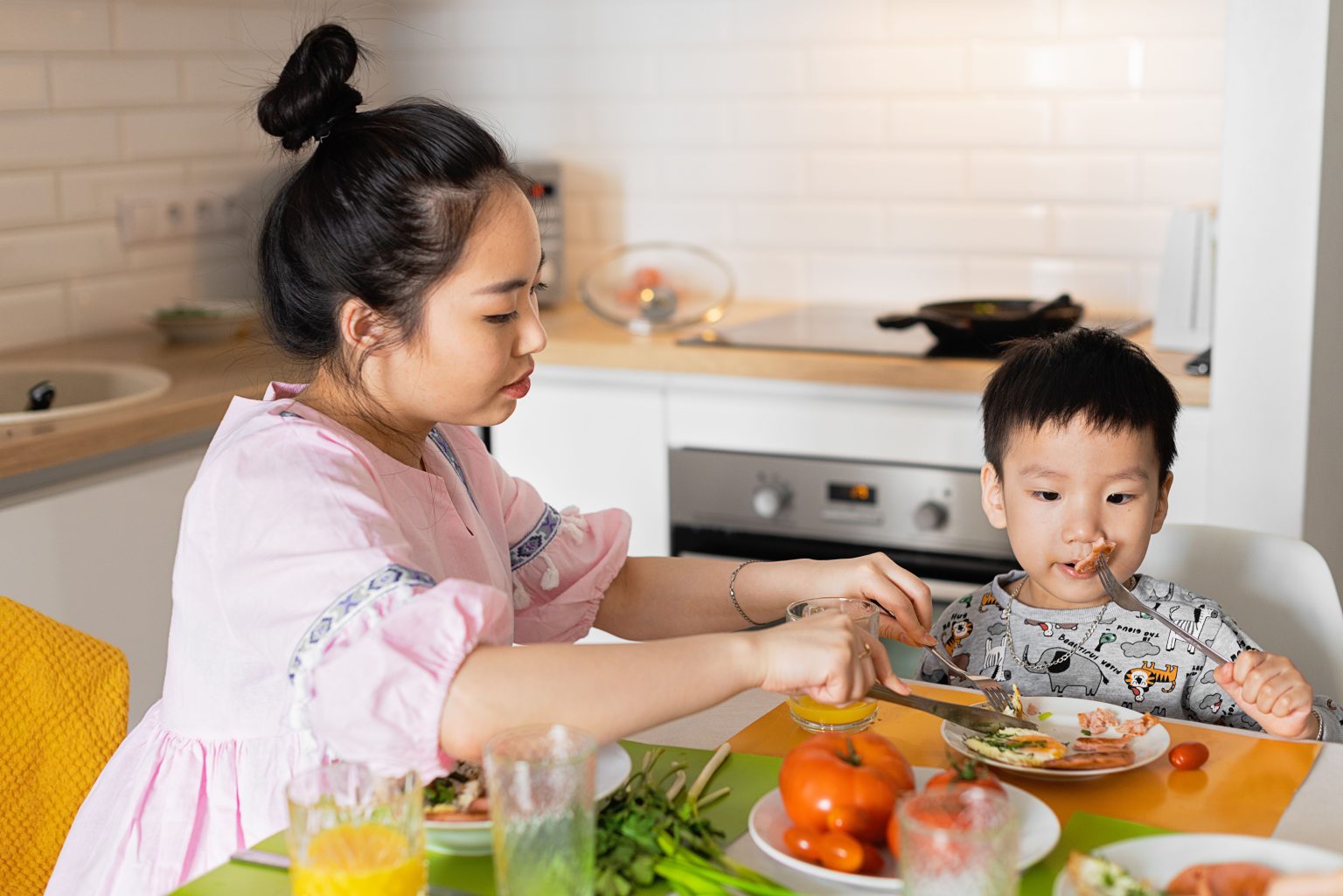 Anak makan ikan sebagai sumber DHA dan omega-3