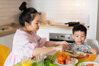 Anak makan ikan sebagai sumber DHA dan omega-3