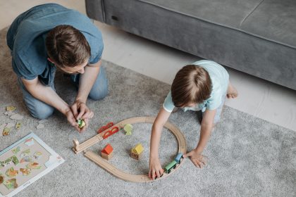 Orang tua bermain permainan 10 menit untuk stimulasi anak di rumah