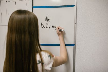 Remaja perempuan merasa sedih setelah mengalami perundungan di sekolah