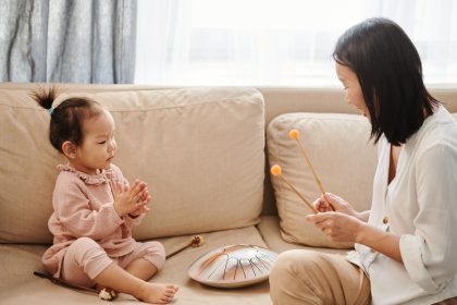 Ibu dan anak melakukan stimulasi artikulasi sederhana sambil bermain bunyi
