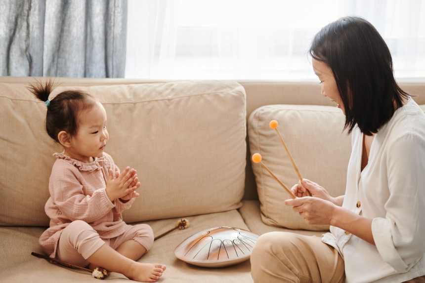 Ibu dan anak melakukan stimulasi artikulasi sederhana sambil bermain bunyi