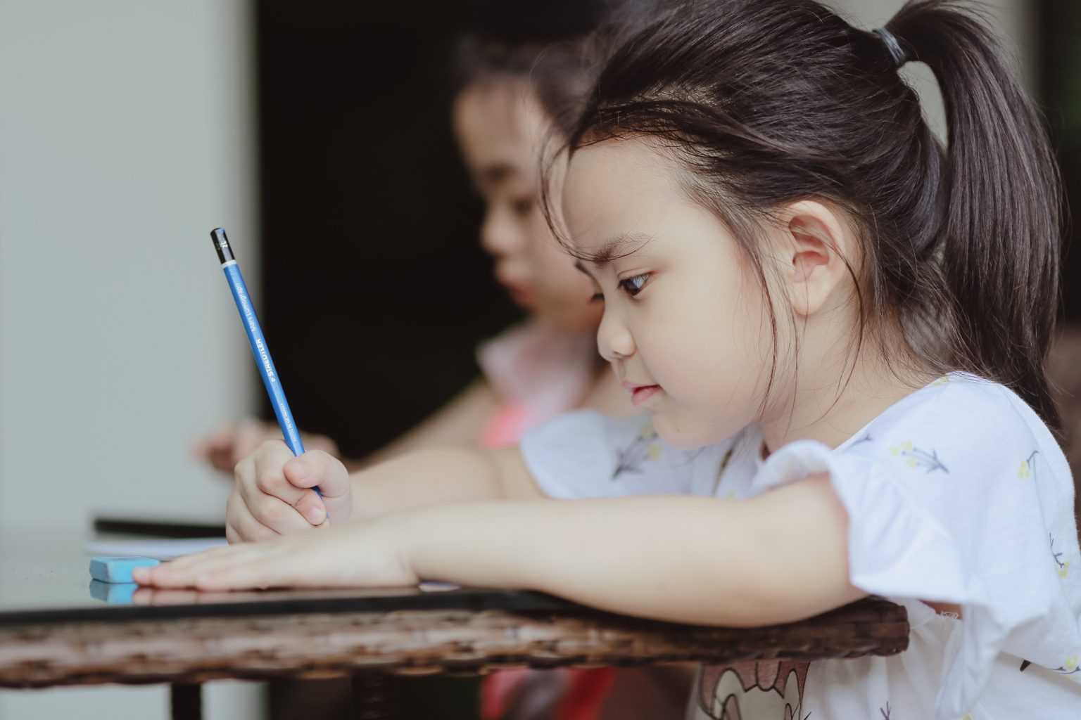 Anak mengikuti aktivitas kelas dengan ekspresi fokus bersama teman.