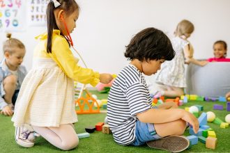 Anak usia TK bermain bersama teman sebagai bagian kesiapan sekolah
