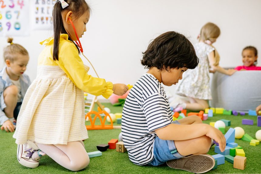 Anak usia TK bermain bersama teman sebagai bagian kesiapan sekolah