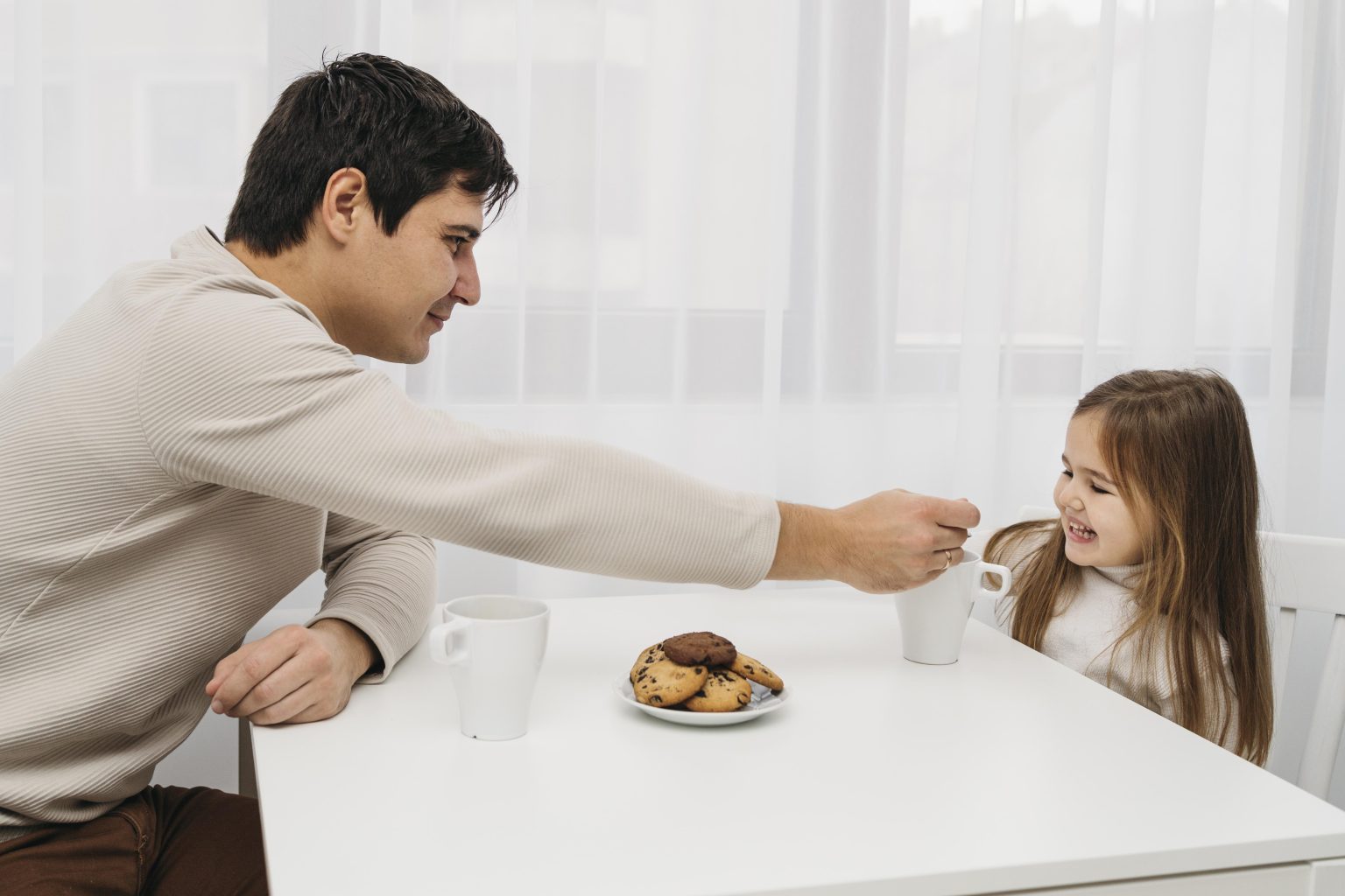Ayah menghadapi GTM anak tanpa memaksa saat makan