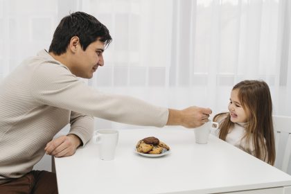 Ayah menghadapi GTM anak tanpa memaksa saat makan