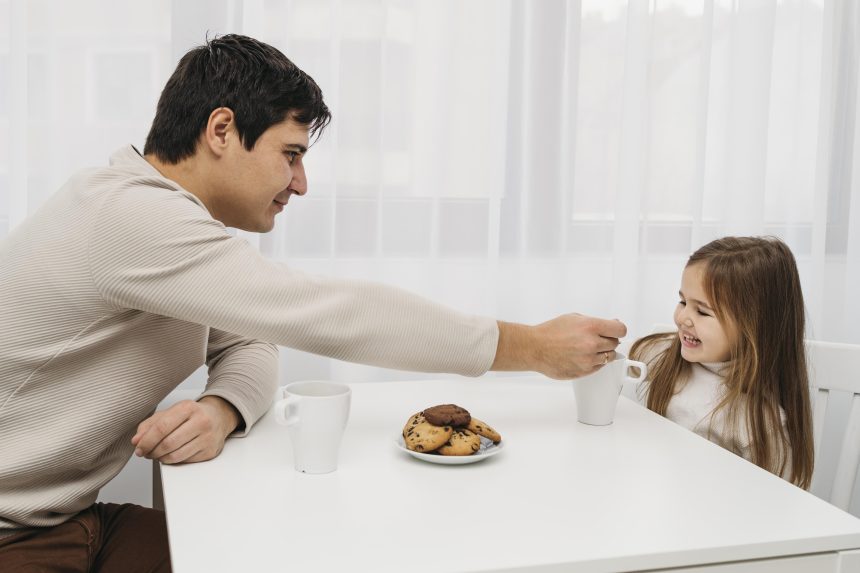 Ayah menghadapi GTM anak tanpa memaksa saat makan