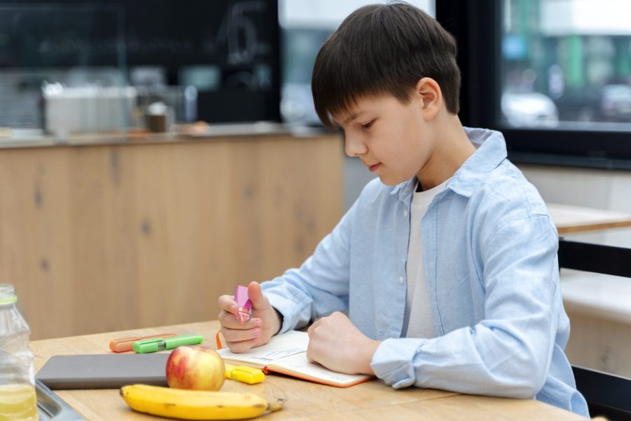 Anak mengikuti checklist visual rutinitas pagi sebelum sekolah untuk membantu fokus dan kemandirian.