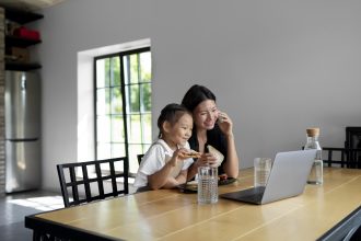 Anak berkomunikasi dengan ibu menggunakan bahasa reseptif dan ekspresif