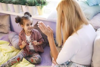 ibu mendengarkan anak bercerita dalam percakapan dua arah