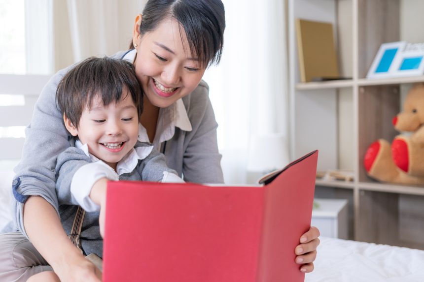 ibu membaca buku interaktif bersama anak untuk merangsang kemampuan bicara dan bahasa