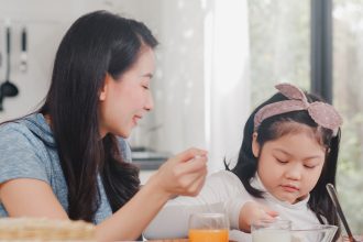 Ibu memperhatikan tanda anak kekurangan nutrisi melalui kebiasaan makan dan aktivitas sehari-hari.