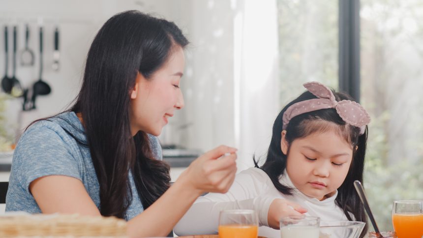Ibu memperhatikan tanda anak kekurangan nutrisi melalui kebiasaan makan dan aktivitas sehari-hari.