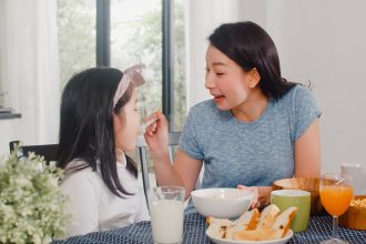 Ibu menjaga nutrisi saat anak GTM tanpa memaksa