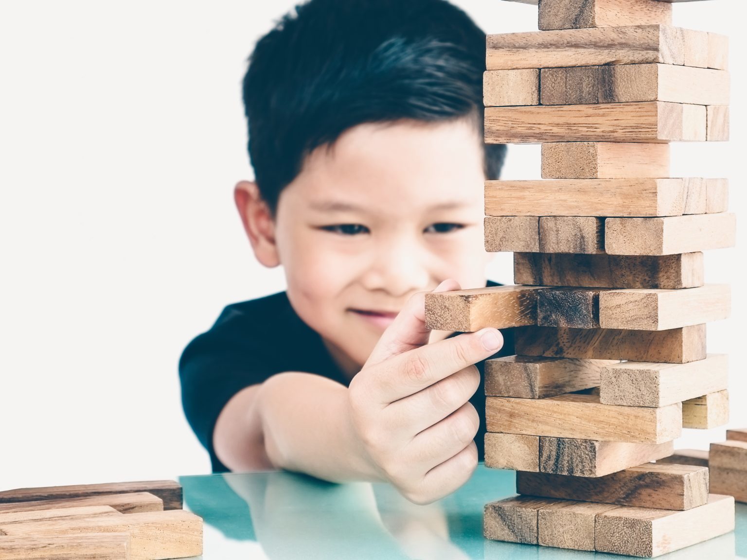 Anak mencoba menyusun balok dan mencari solusi saat bermain untuk melatih problem solving.