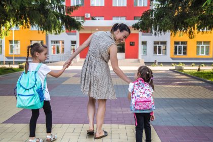 Anak bersiap masuk sekolah bersama ibu sebagai bagian dari kesiapan sekolah anak.