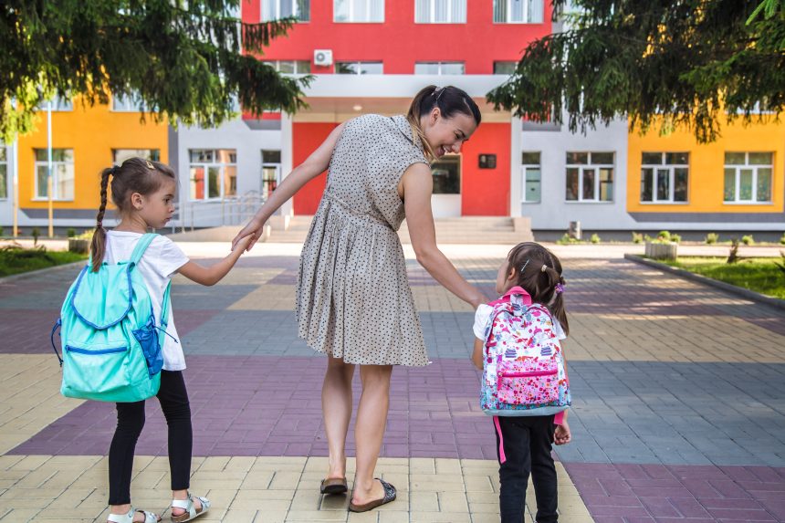 Anak bersiap masuk sekolah bersama ibu sebagai bagian dari kesiapan sekolah anak.