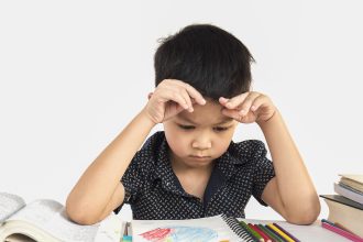 Anak belajar hubungan sebab-akibat melalui percobaan sederhana dan pengulangan.