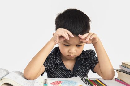 Anak belajar hubungan sebab-akibat melalui percobaan sederhana dan pengulangan.