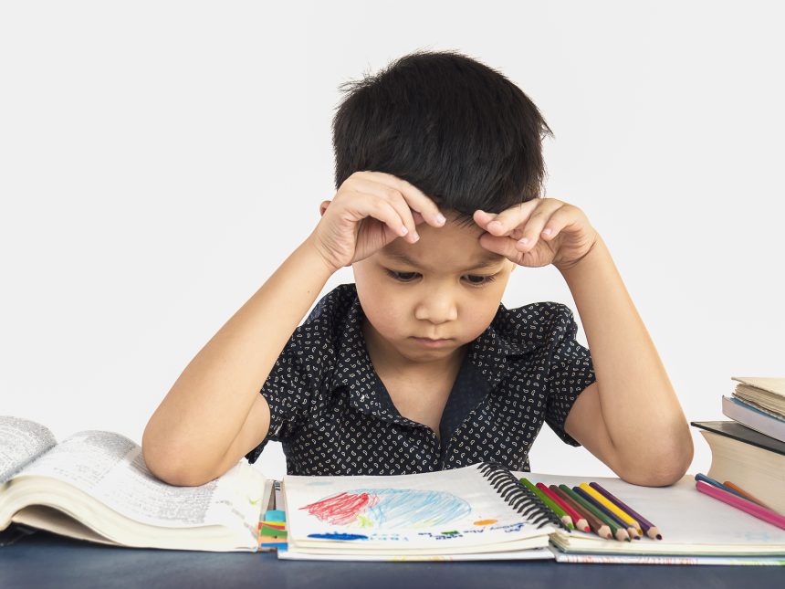 Anak belajar hubungan sebab-akibat melalui percobaan sederhana dan pengulangan.