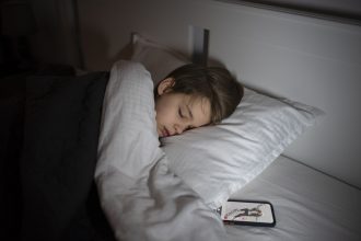 Anak tidur nyenyak di kamar dengan suasana malam yang tenang