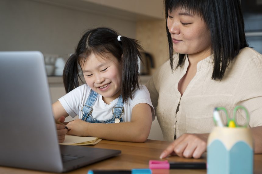 Ibu mendampingi anak menyiapkan rutinitas pagi sebelum sekolah dengan checklist sederhana.