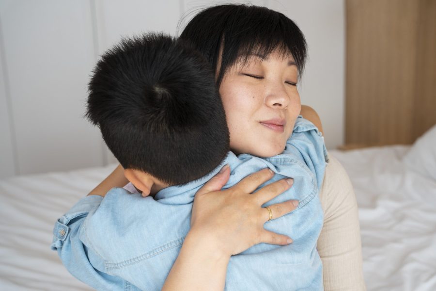 Ibu mendengarkan dan memvalidasi emosi anak