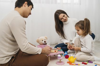 Orang tua bermain permainan 10 menit untuk stimulasi anak di rumah