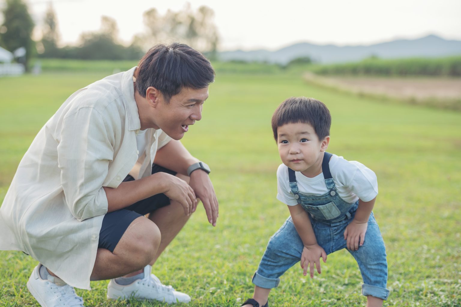 Orang tua mengamati perkembangan komunikasi anak usia dini.