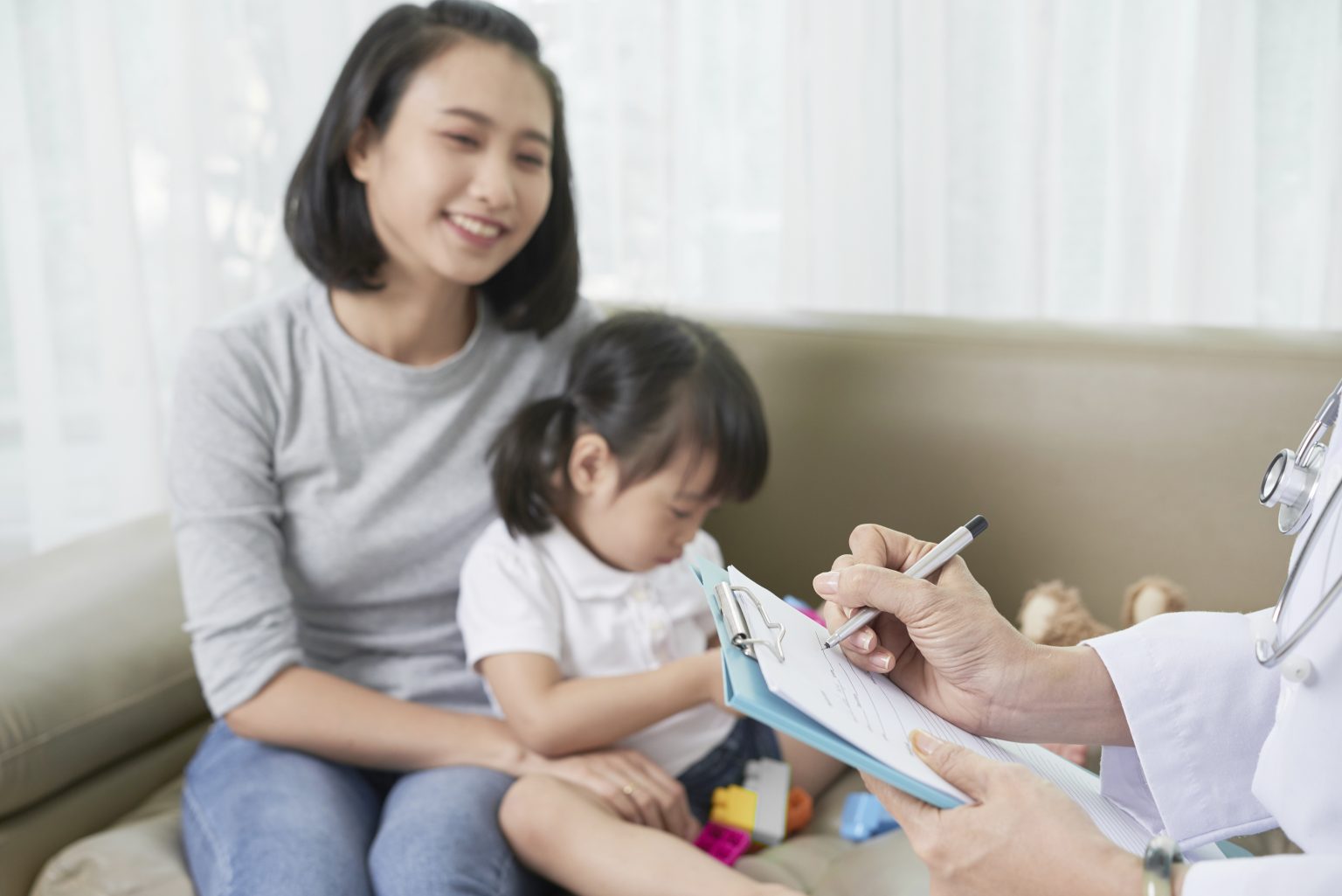Ibu dan anak melakukan imunisasi di fasilitas kesehatan dengan suasana nyaman.