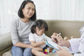 Ibu dan anak melakukan imunisasi di fasilitas kesehatan dengan suasana nyaman.