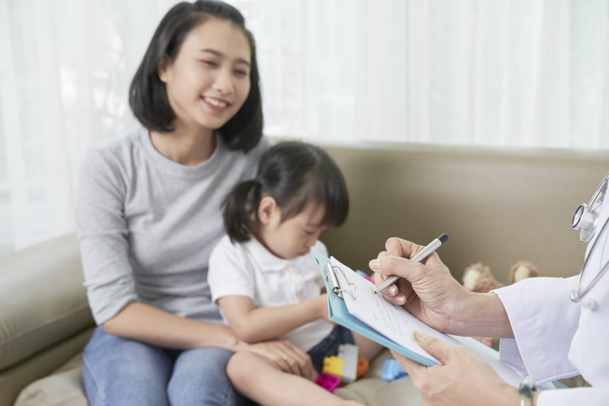 Ibu dan anak melakukan imunisasi di fasilitas kesehatan dengan suasana nyaman.