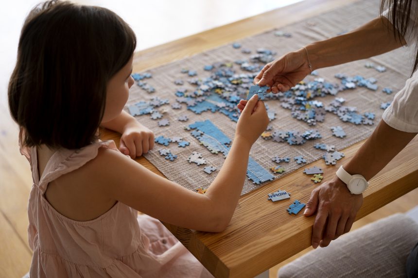 Anak menyelesaikan puzzle sederhana untuk melatih daya tahan fokus dengan pendampingan orang tua.