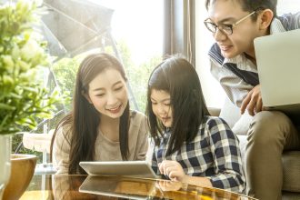 Orang tua mendampingi anak Gen Alpha memahami algoritme dan teknologi digital