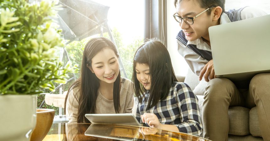 Orang tua mendampingi anak Gen Alpha memahami algoritme dan teknologi digital