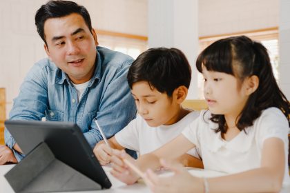 Ayah mendampingi anak Gen Alpha memahami algoritme dan teknologi digital