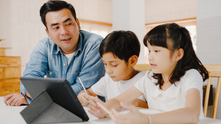 Ayah mendampingi anak Gen Alpha memahami algoritme dan teknologi digital