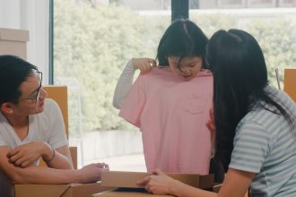 Ibu memberi dua pilihan pakaian kepada anak untuk melatih kemampuan mengambil keputusan.