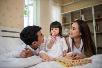 Anak bermain santai dan keluarga hadir bersama