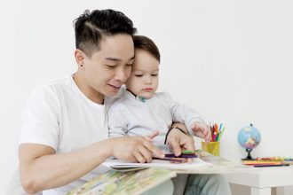 Orang tua bermain permainan 10 menit bersama anak di rumah untuk stimulasi bahasa motorik dan fokus.