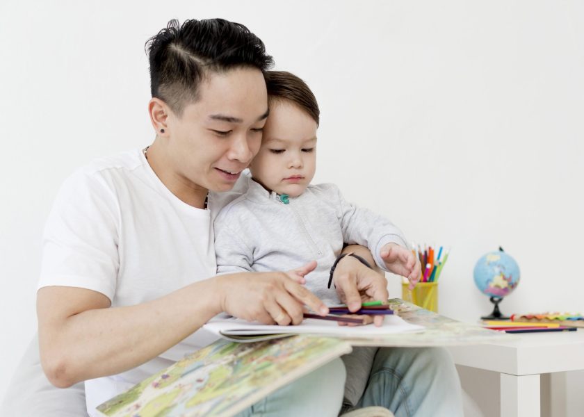 Anak prasekolah menyelesaikan puzzle bersama ayah untuk melatih fokus, mengikuti instruksi, dan kesiapan sekolah.