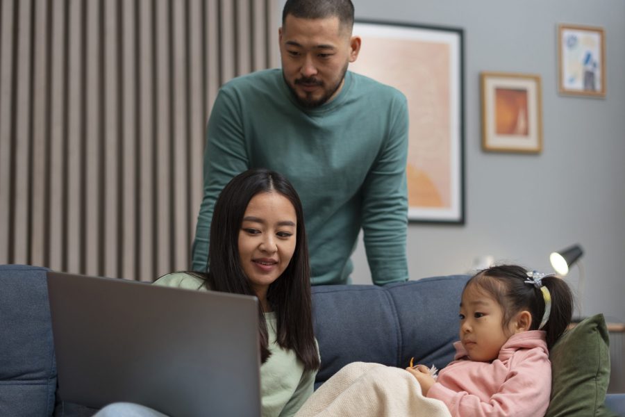 Orang tua mendampingi anak Gen Alpha menggunakan teknologi secara sehat di rumah.