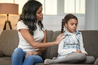 Anak diam saat memendam emosi dan ibu mendampingi
