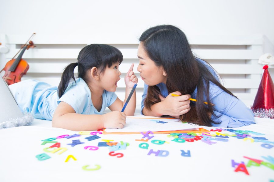 Latihan meniru bunyi anak dari mendengar hingga memperluas menjadi kata