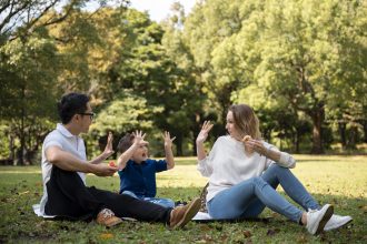 Ide weekend keluarga sederhana bersama anak di taman