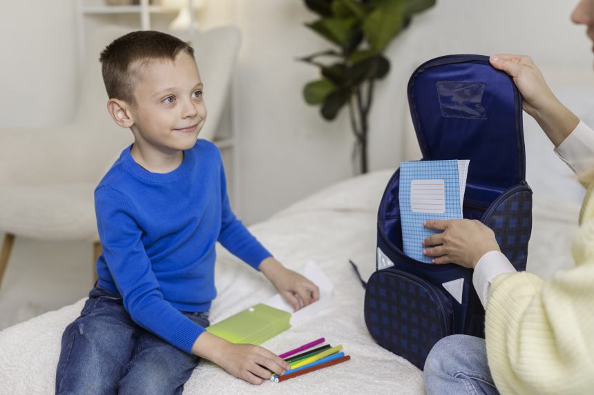 Ibu dan anak menggunakan kartu rutinitas pagi untuk membantu fokus sebelum sekolah.