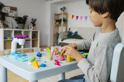 Anak pra sekolah melatih motorik halus dengan penjepit dan plastisin